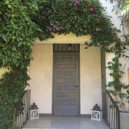 Au Bougainvillier Bed & Breakfast *